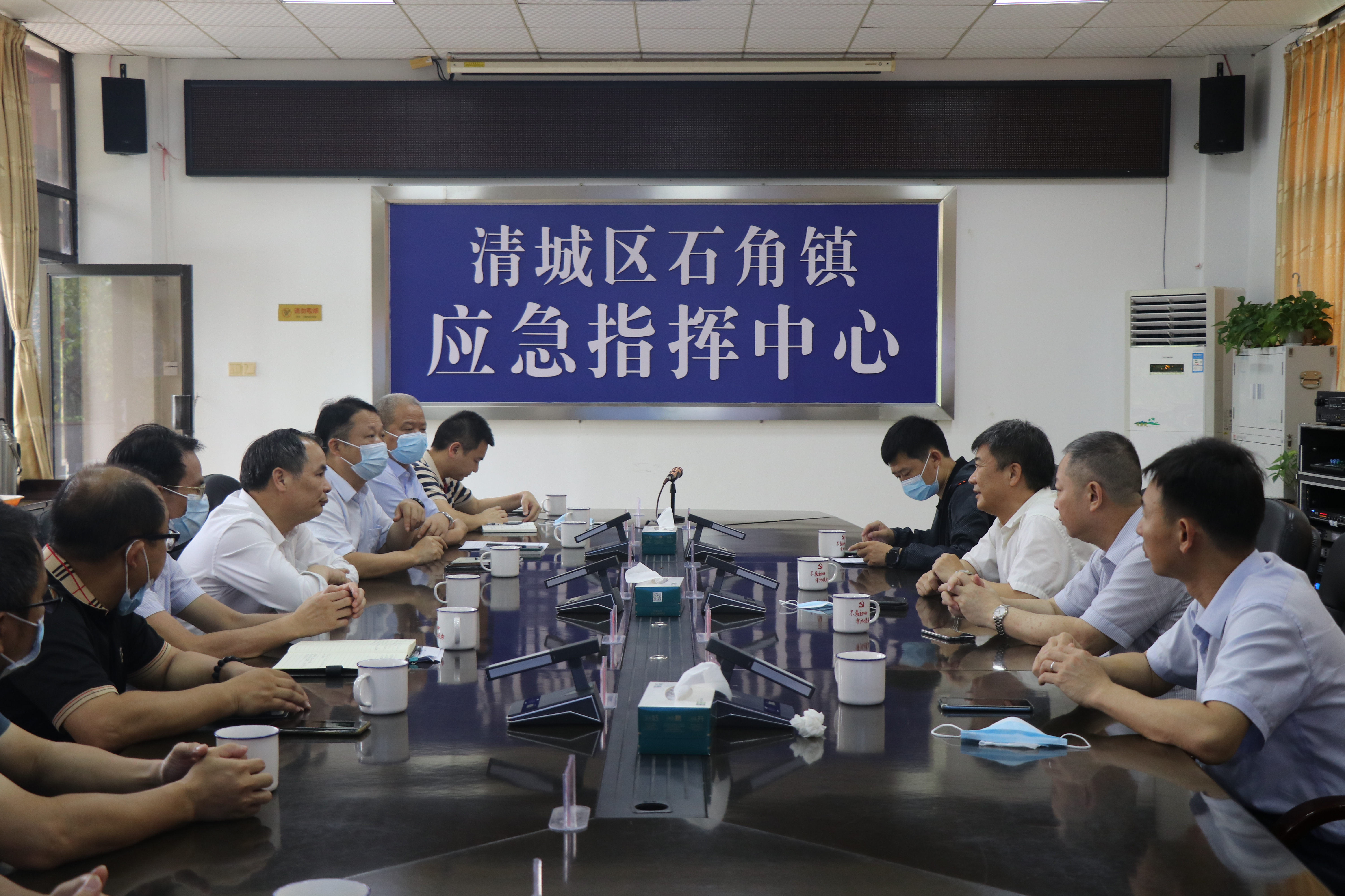2022年6月8日，國家防辦工作組蒞臨清遠(yuǎn)開展近期強(qiáng)降雨防御指導(dǎo)工作，在清城區(qū)石角鎮(zhèn)應(yīng)急指揮中心召開座談會(huì)。圖為：座談會(huì)現(xiàn)場。拍攝者：鐘華穎。.JPG