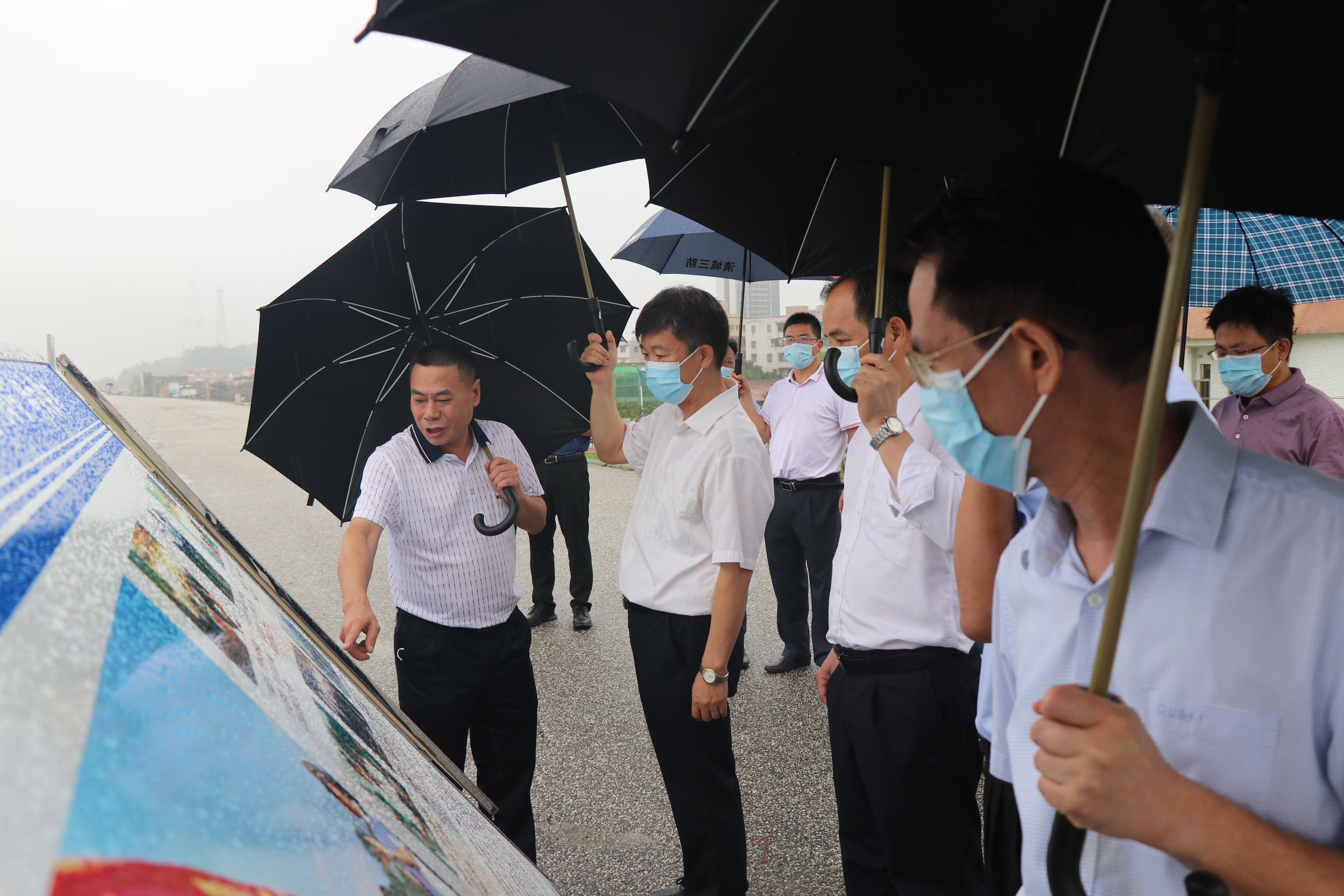 2022年6月8日，國家防辦工作組蒞臨清遠(yuǎn)開展近期強(qiáng)降雨防御指導(dǎo)工作。圖為：查看北江大堤戶外工程簡介標(biāo)牌。拍攝者：鐘華穎。.JPG