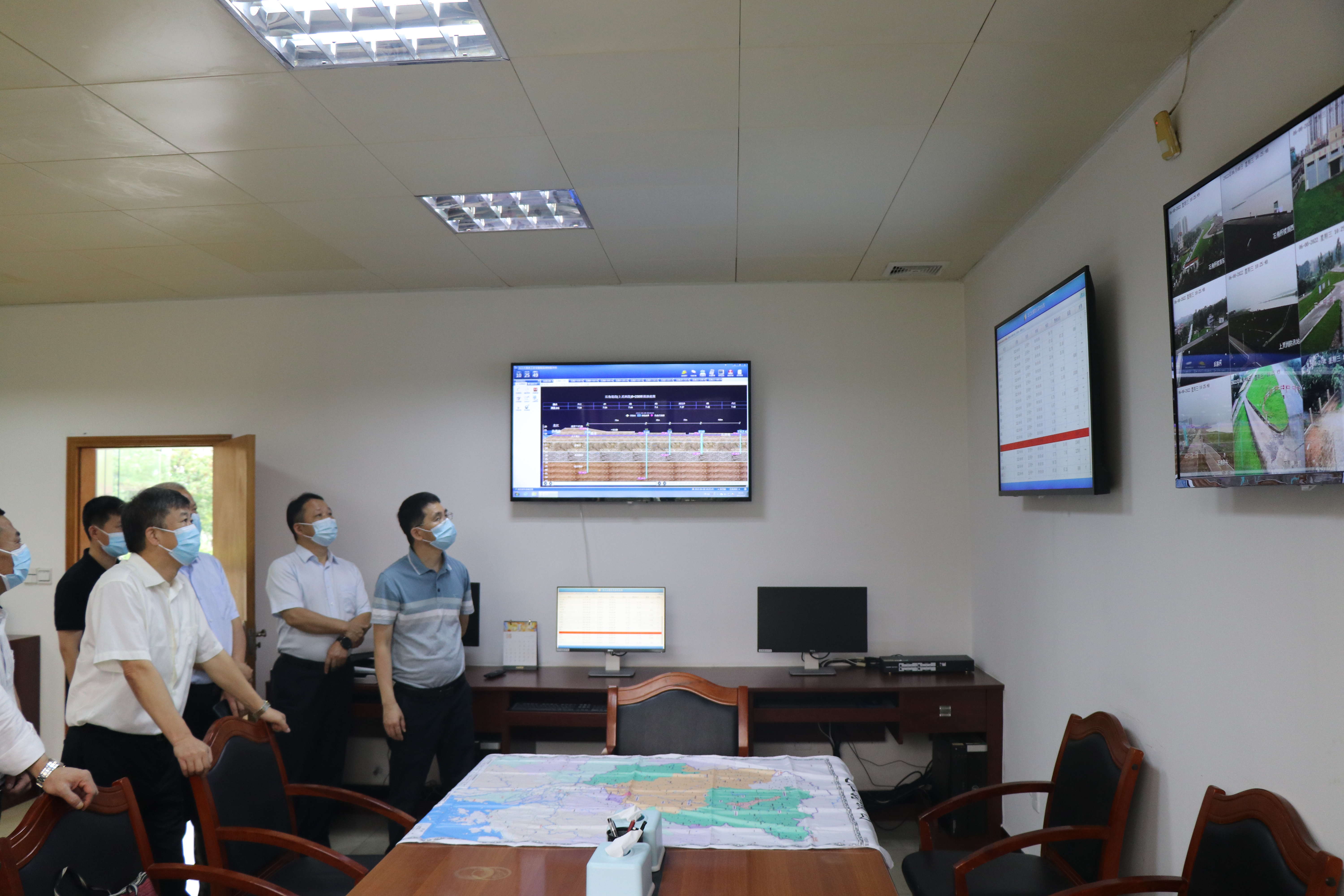 2022年6月8日，國家防辦工作組蒞臨清遠(yuǎn)開展近期強(qiáng)降雨防御指導(dǎo)工作。圖為：在防洪值班室查看北江大堤石角段河流水位實(shí)時(shí)情況。拍攝者：鐘華穎。.JPG