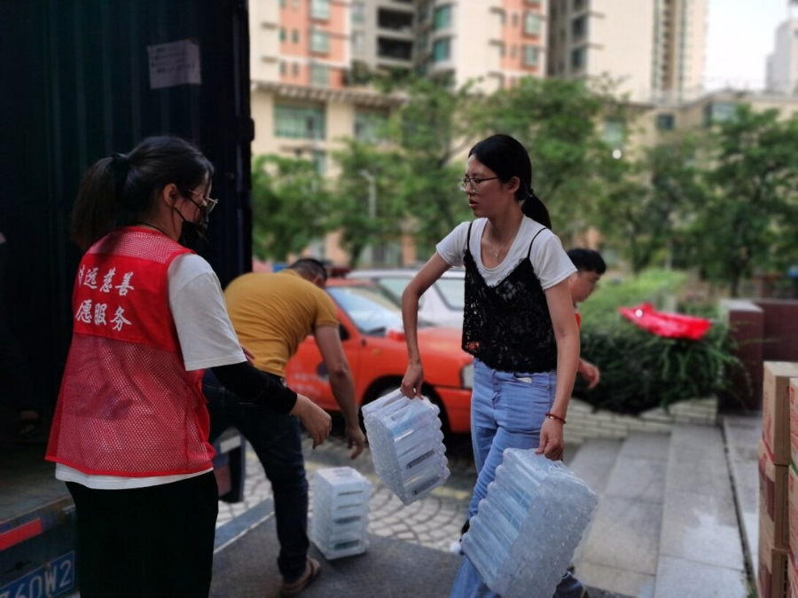 清遠(yuǎn)市慈善總會(huì)工作人員將救災(zāi)物資搬運(yùn)上車。