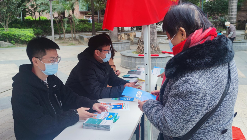 （圖為2022年12月6日，在清新區(qū)太和鎮(zhèn)建設(shè)社區(qū)駿豪城開展地名管理政策宣傳活動）.jpg
