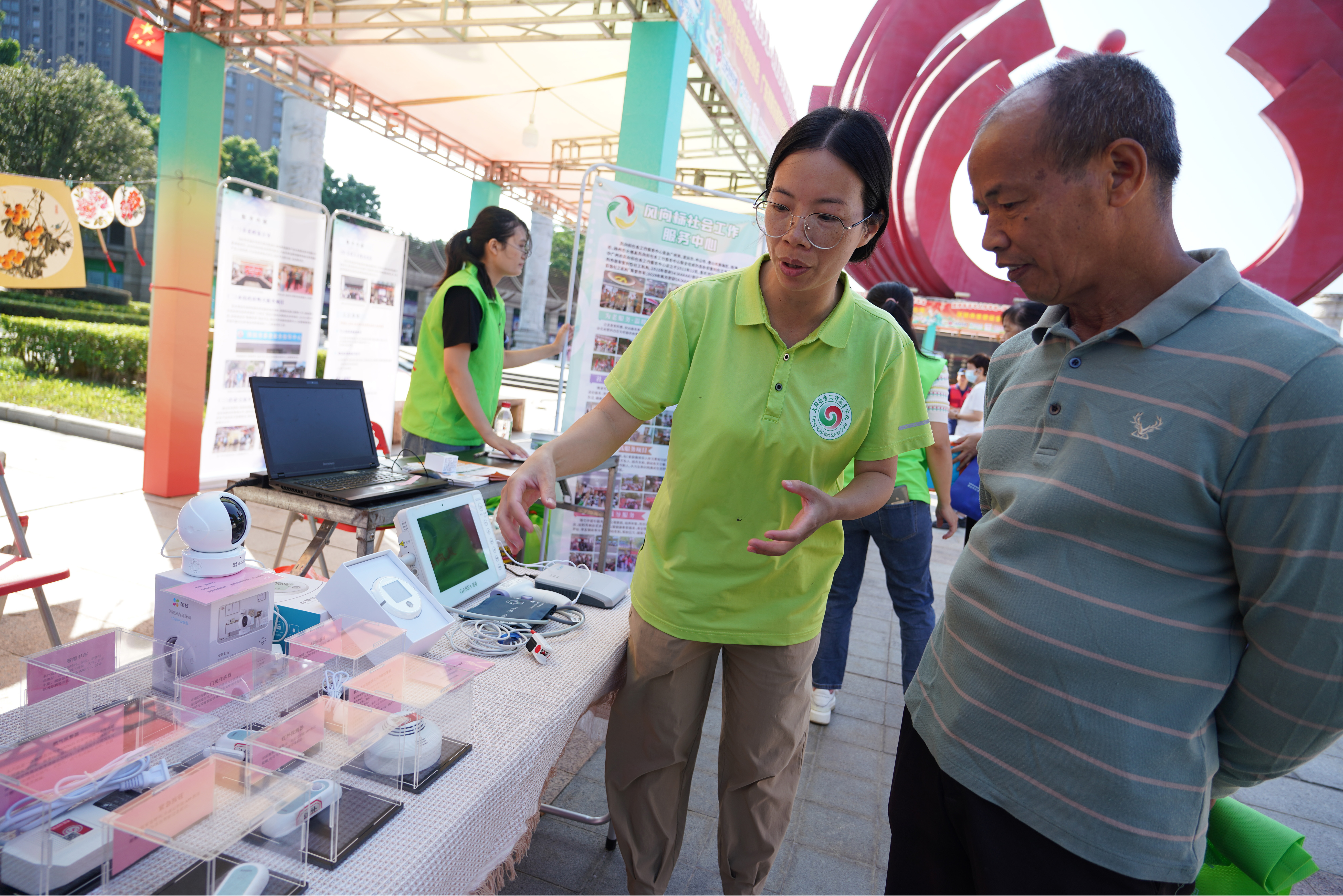 市民逛適老化產(chǎn)品展，了解涉老政策和體驗(yàn)養(yǎng)老服務(wù)。清遠(yuǎn)日?qǐng)?bào)記者 劉淑芳 攝 劉淑芳 攝 劉淑芳 攝